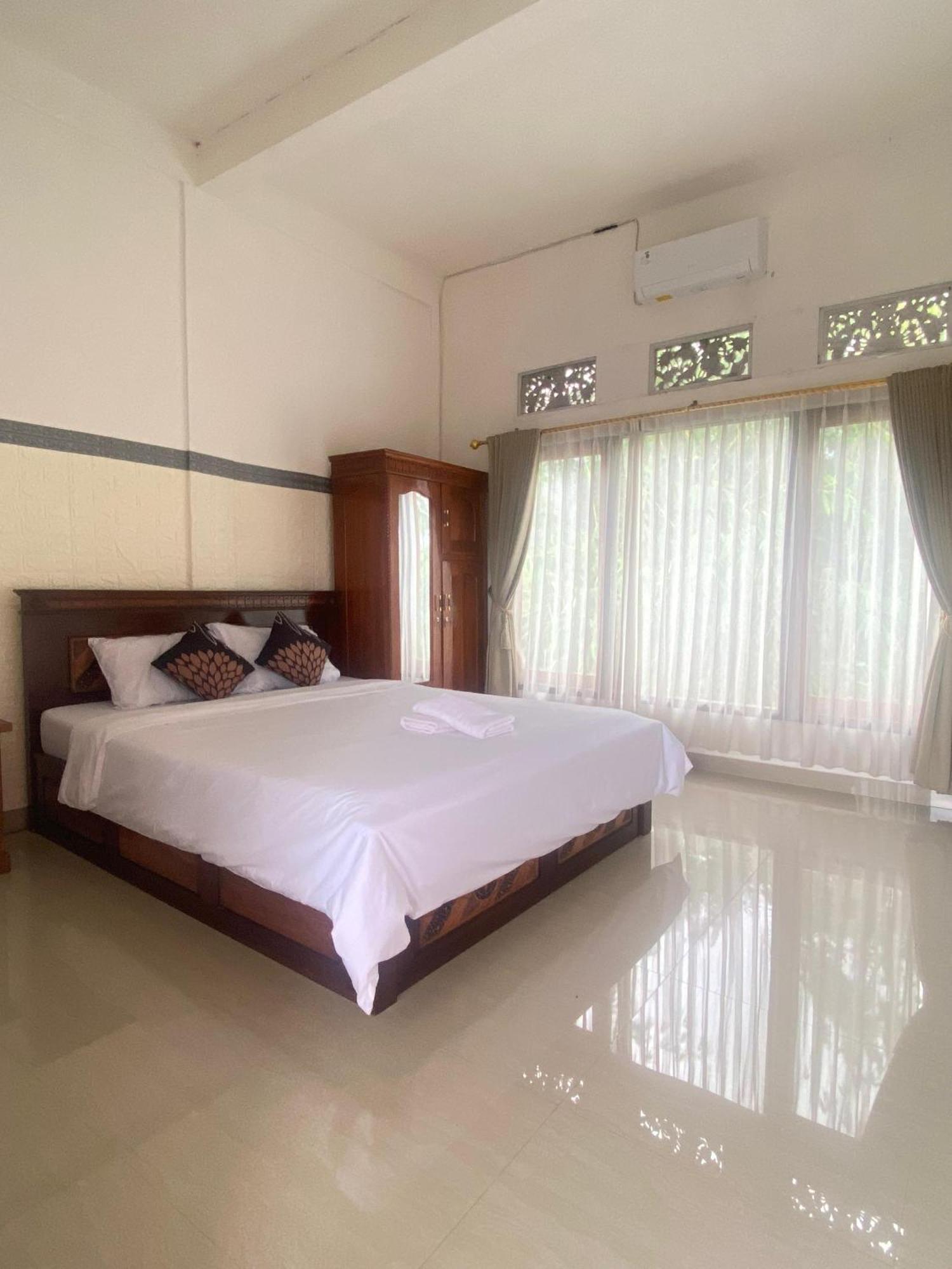 Sri Sedana Sidemen (Bali)